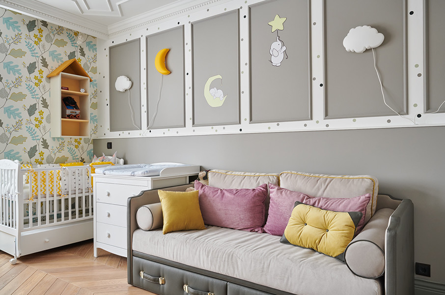 Inspiration pour une chambre d'enfant de 1 à 3 ans nordique de taille moyenne avec un mur gris, parquet clair et un sol beige.