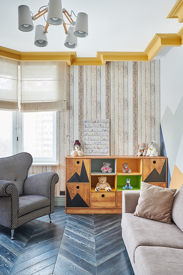 Immagine di una cameretta per bambini da 1 a 3 anni scandinava di medie dimensioni con pareti beige, parquet scuro e pavimento nero