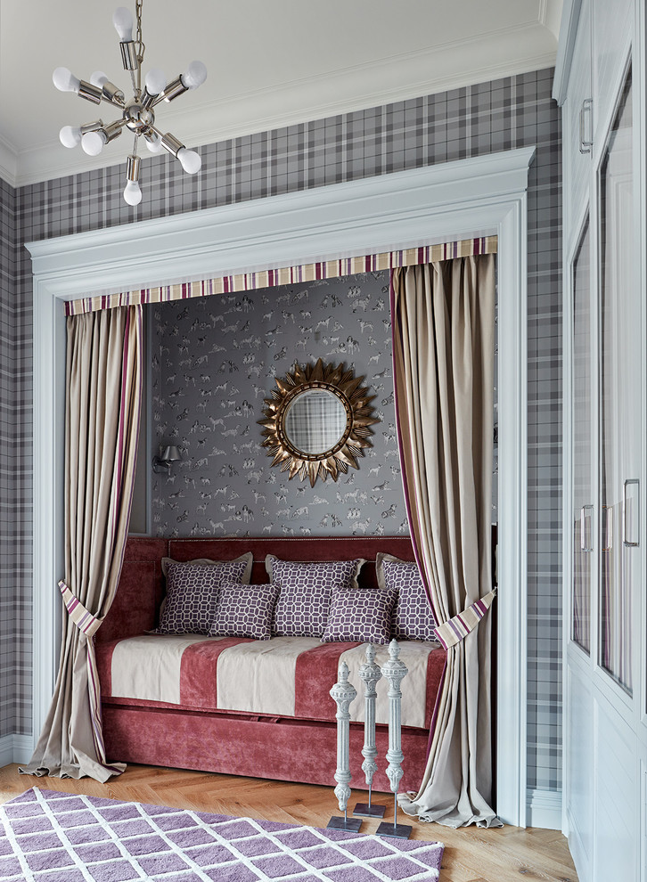 Foto på ett funkis flickrum kombinerat med sovrum och för 4-10-åringar, med grå väggar och ljust trägolv