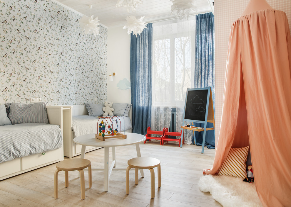 Пример оригинального дизайна: нейтральная детская: освещение в скандинавском стиле с белыми стенами, светлым паркетным полом, бежевым полом и спальным местом для ребенка от 4 до 10 лет