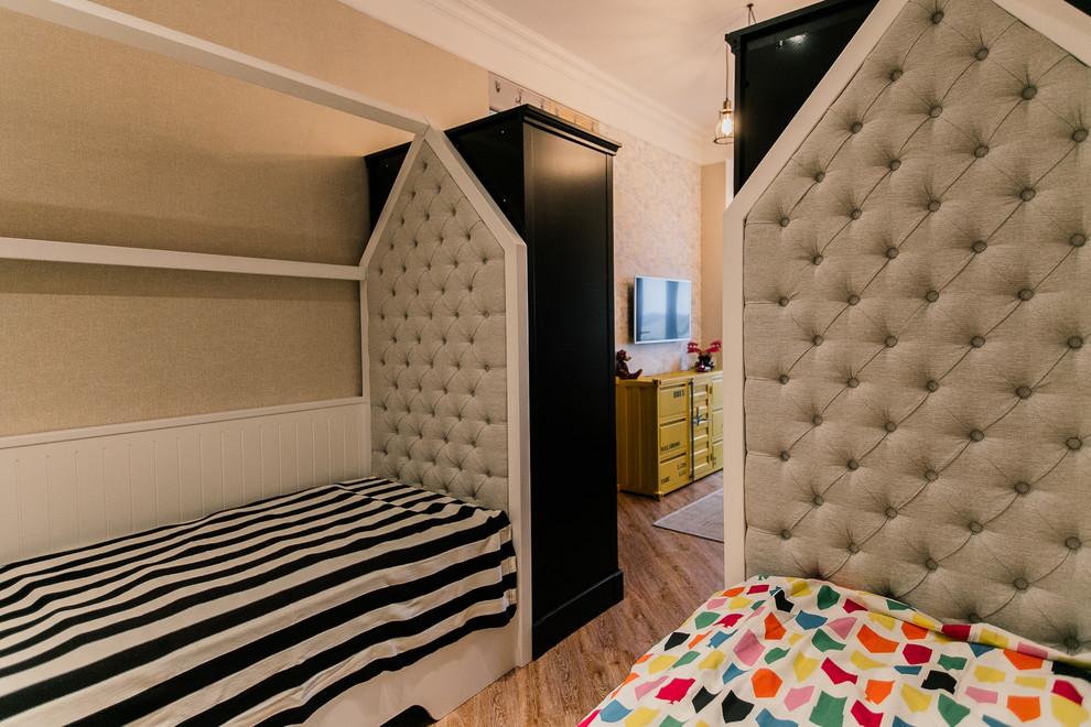 Cette photo montre une chambre d'enfant de 4 à 10 ans méditerranéenne de taille moyenne avec sol en stratifié, un sol beige et un mur blanc.