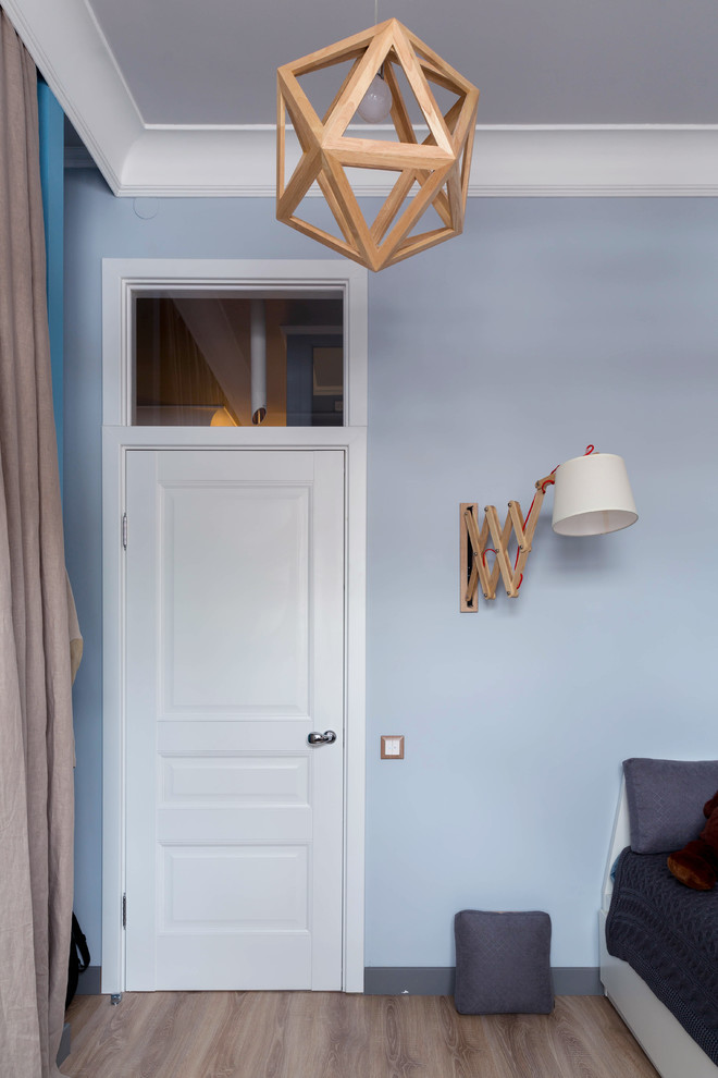 Esempio di una cameretta per bambini minimal con pareti blu, pavimento in legno massello medio e pavimento marrone