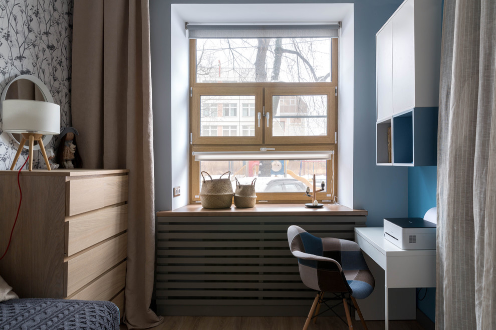 Aménagement d'une chambre neutre de 4 à 10 ans contemporaine avec un sol en bois brun, un sol marron et un mur bleu.