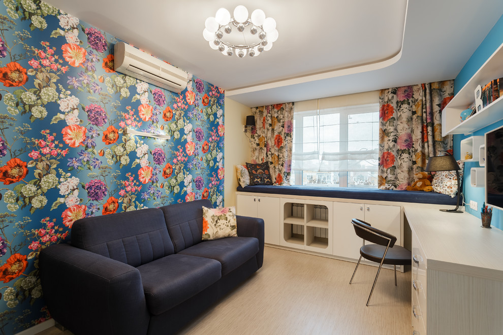 Cette photo montre une chambre d'enfant tendance de taille moyenne avec un mur bleu, un sol en liège et un sol beige.