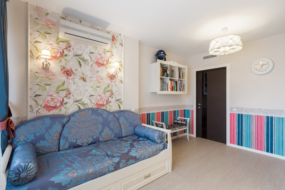 Idées déco pour une chambre d'enfant contemporaine de taille moyenne avec un mur multicolore, un sol en liège et un sol beige.