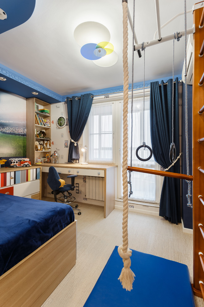 Ispirazione per una cameretta da bambino da 4 a 10 anni minimal di medie dimensioni con pareti blu, pavimento in sughero e pavimento beige