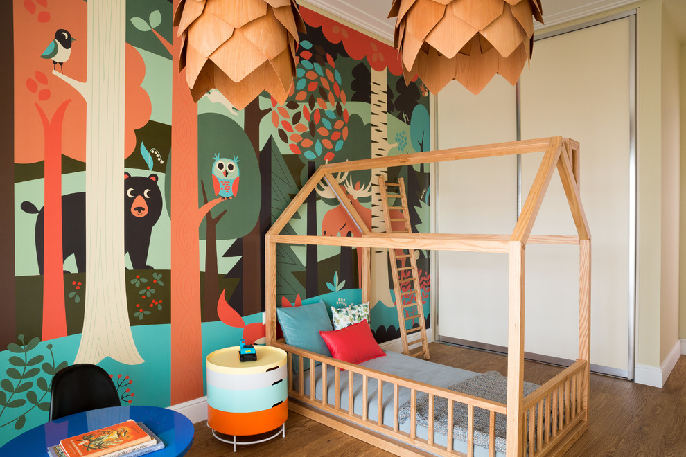 Inspiration för ett funkis könsneutralt småbarnsrum kombinerat med sovrum, med flerfärgade väggar och mellanmörkt trägolv