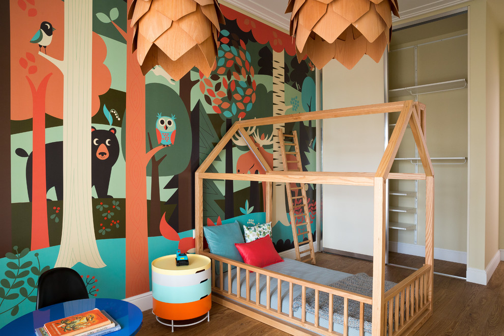 Ispirazione per una cameretta per bambini contemporanea con pareti beige, parquet scuro e pavimento marrone