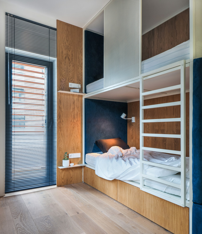 他の地域にあるコンテンポラリースタイルのおしゃれな子供部屋 (淡色無垢フローリング、ベージュの床、青い壁、二段ベッド) の写真