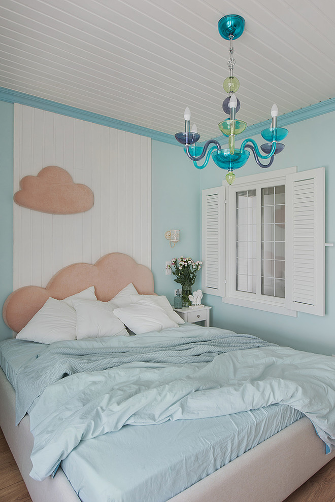 Inspiration för maritima barnrum kombinerat med sovrum, med blå väggar och ljust trägolv