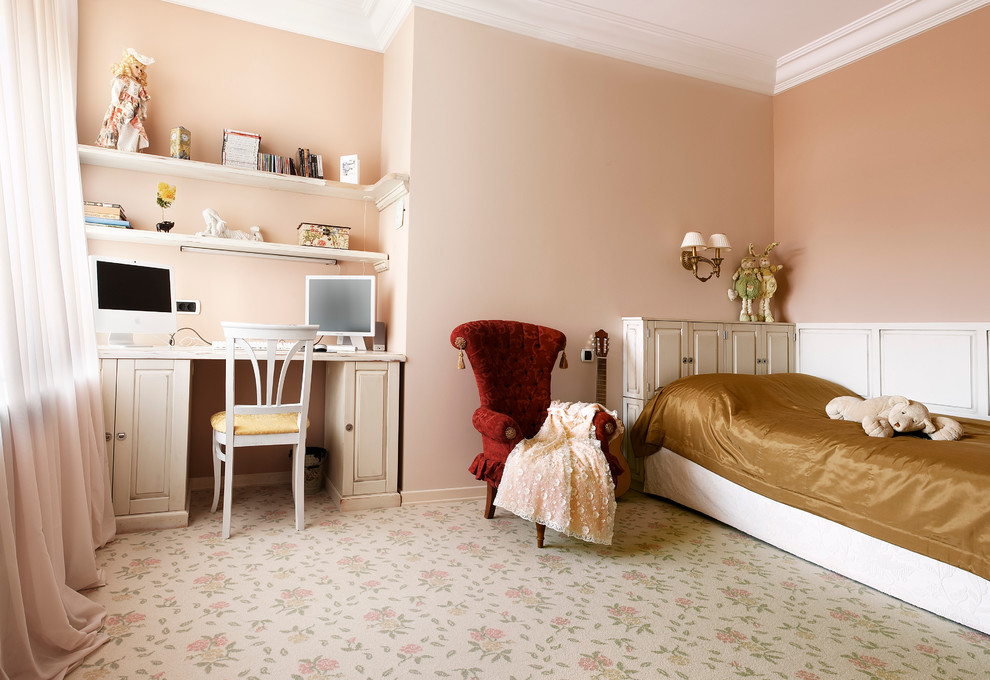 Diseño de dormitorio infantil tradicional de tamaño medio con paredes rosas y moqueta