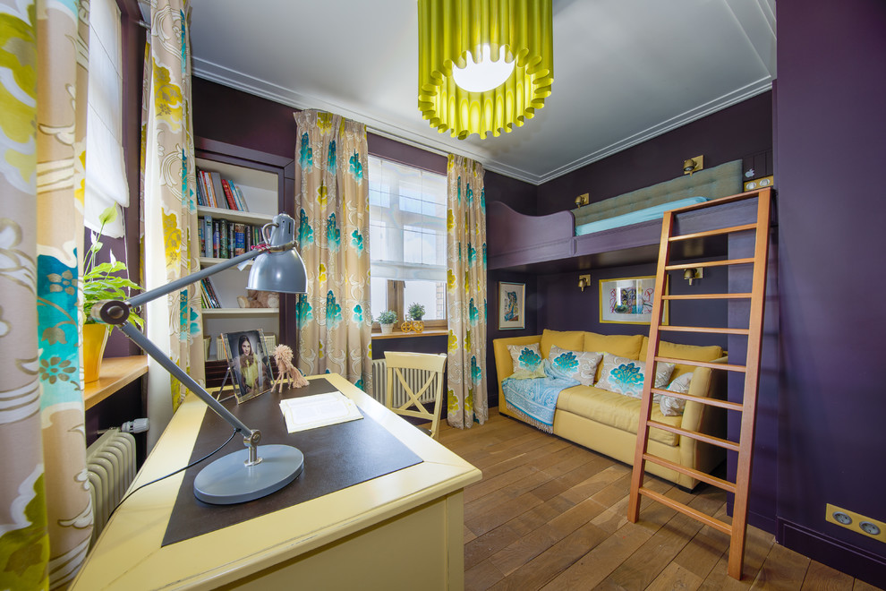 モスクワにあるトランジショナルスタイルのおしゃれな子供部屋 (紫の壁、無垢フローリング、ティーン向け、二段ベッド) の写真