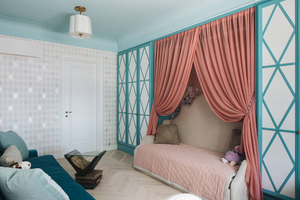 Idéer för vintage flickrum kombinerat med sovrum, med flerfärgade väggar, ljust trägolv och beiget golv