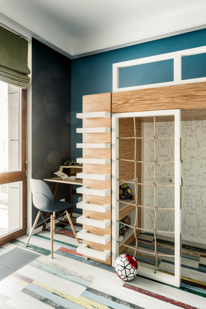 Diseño de dormitorio infantil de 4 a 10 años contemporáneo pequeño con paredes azules y suelo de corcho