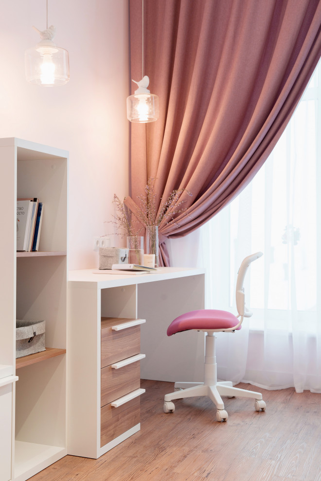 Photo of a large contemporary children’s room for girls in Yekaterinburg with multi-coloured walls, vinyl flooring, brown floors and wallpapered walls.