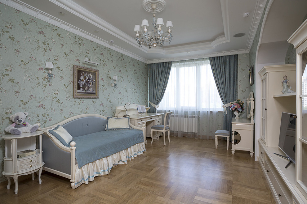 Mittelgroßes Klassisches Kinderzimmer mit braunem Holzboden und bunten Wänden in Moskau
