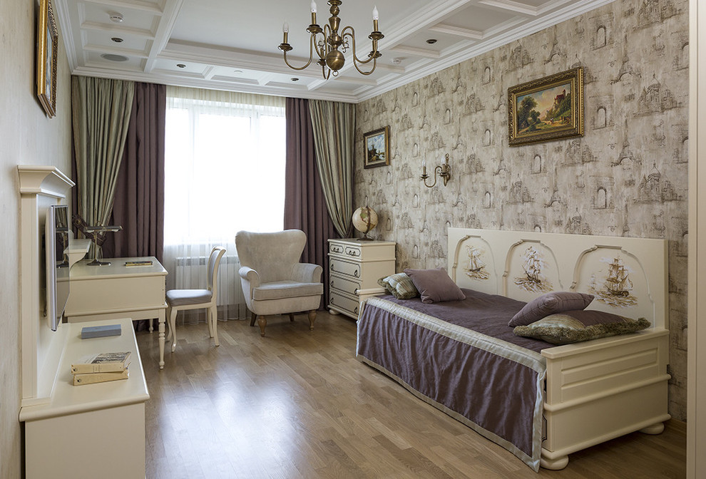 Klassisches Kinderzimmer mit Schlafplatz, braunem Holzboden und bunten Wänden in Moskau