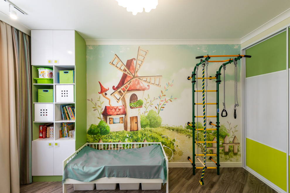 Réalisation d'une chambre d'enfant design avec un mur multicolore et un sol marron.