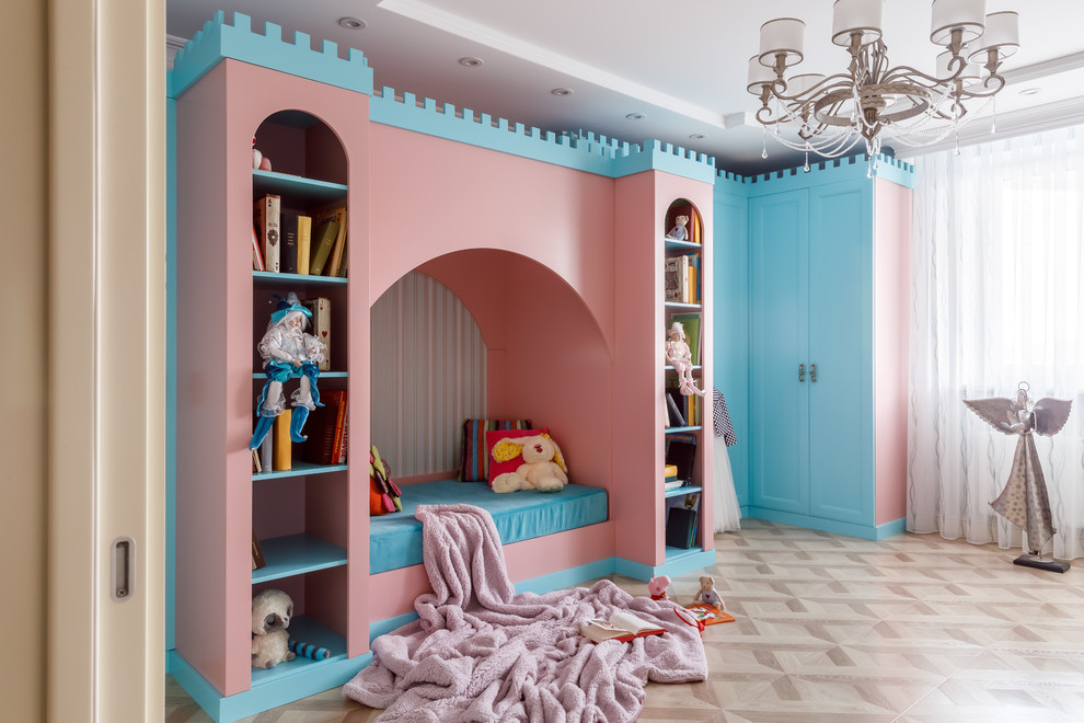 Imagen de habitación de niña clásica renovada con paredes beige, suelo de madera clara y suelo beige