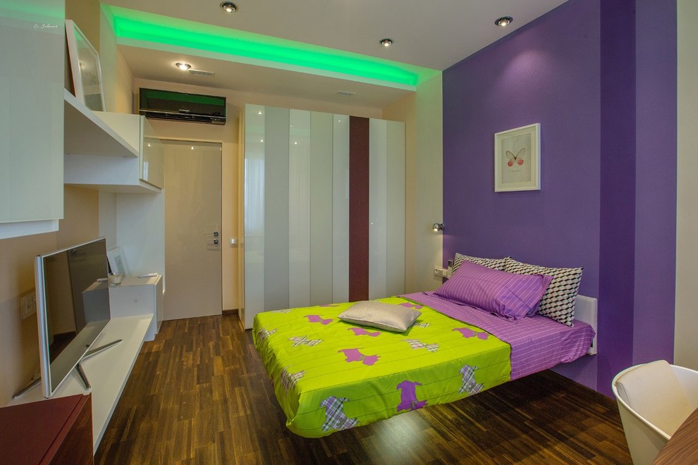 Diseño de dormitorio infantil de 4 a 10 años contemporáneo de tamaño medio con paredes púrpuras y suelo violeta