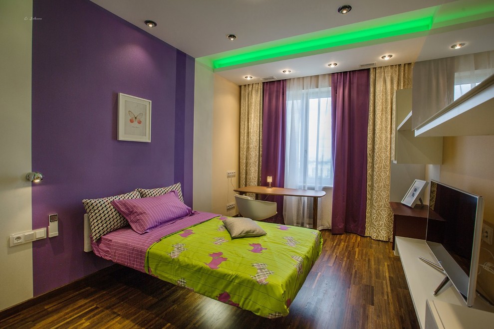 Ejemplo de dormitorio infantil contemporáneo de tamaño medio con paredes multicolor, suelo de madera oscura y suelo marrón