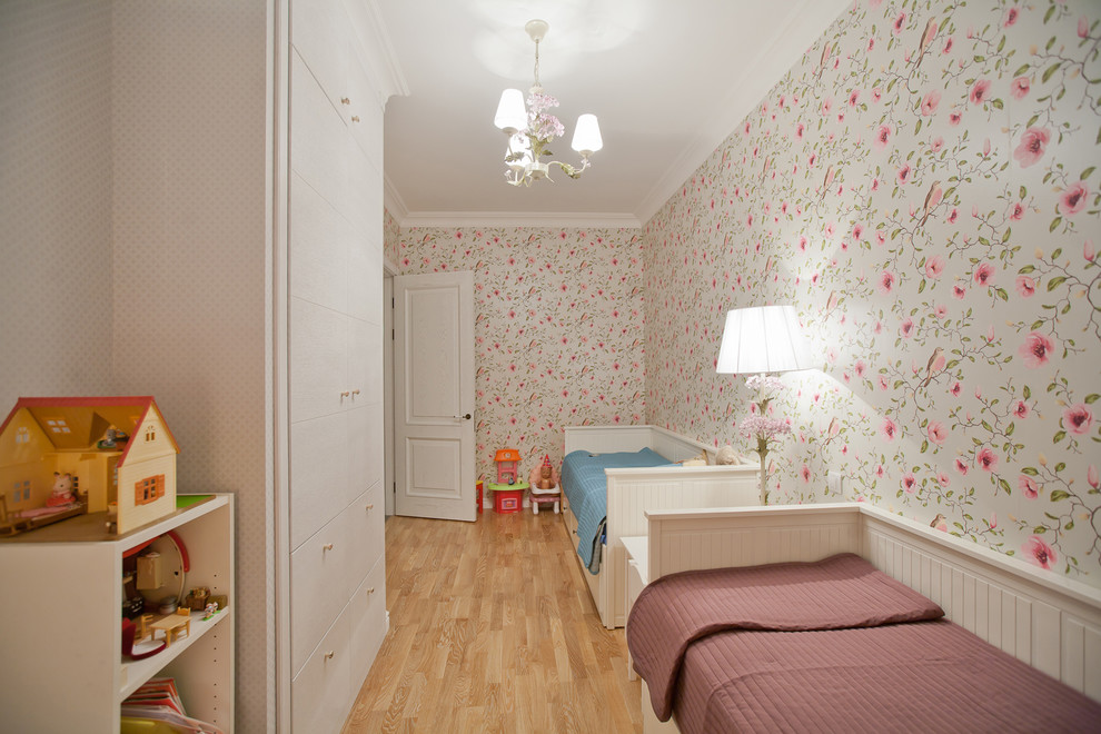 Cette photo montre une chambre d'enfant de 4 à 10 ans chic de taille moyenne avec un mur multicolore, un sol en bois brun et un sol marron.