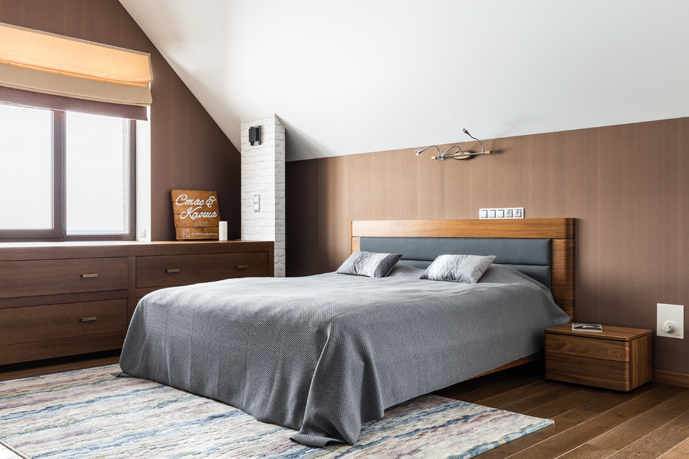 На фото: большая спальня в современном стиле с коричневыми стенами, темным паркетным полом и коричневым полом с