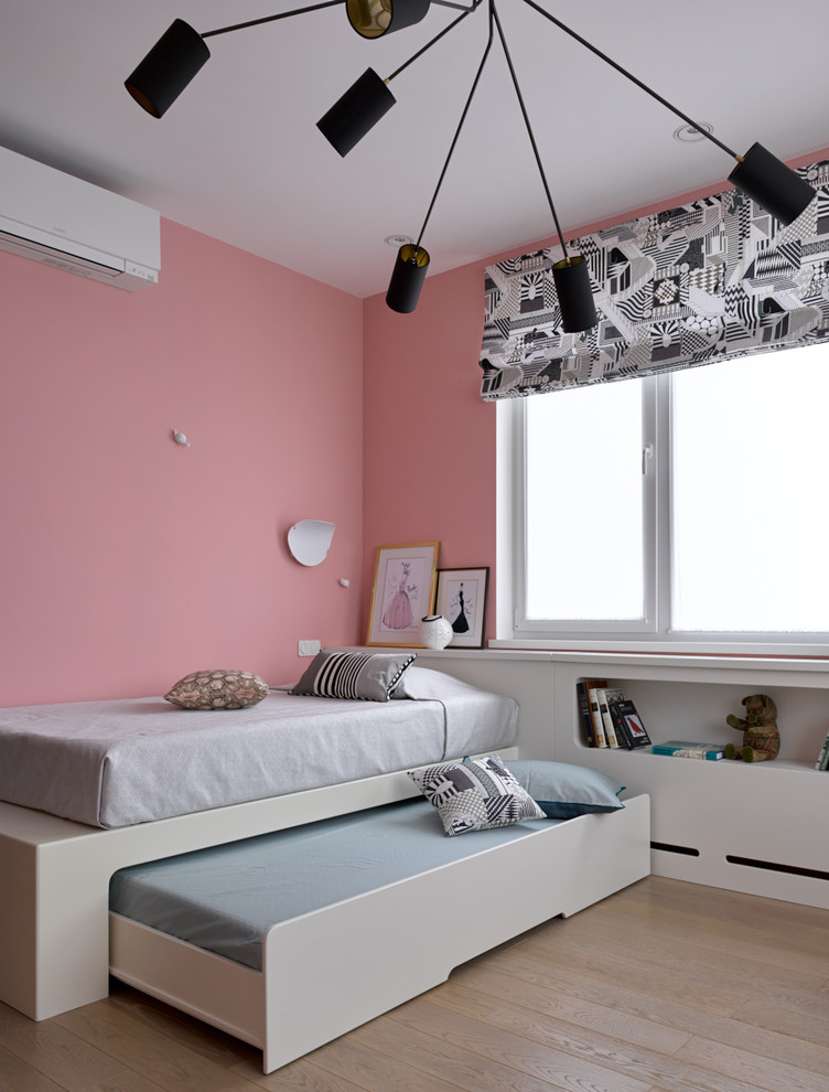 Inspiration för moderna flickrum kombinerat med sovrum, med mellanmörkt trägolv och brunt golv