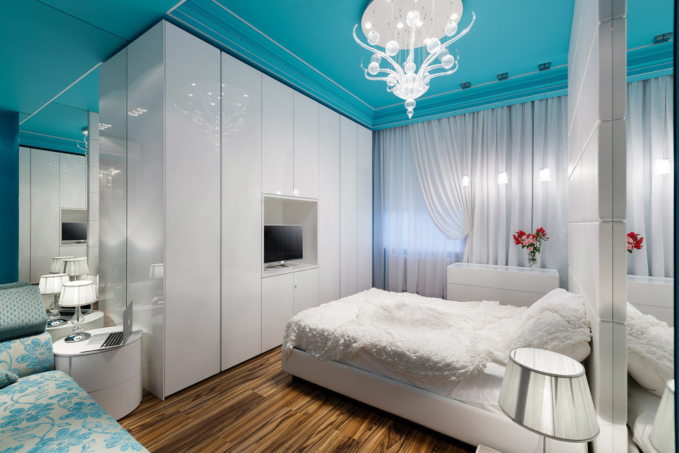 Großes Modernes Kinderzimmer mit weißer Wandfarbe, Schlafplatz und braunem Holzboden in Sankt Petersburg