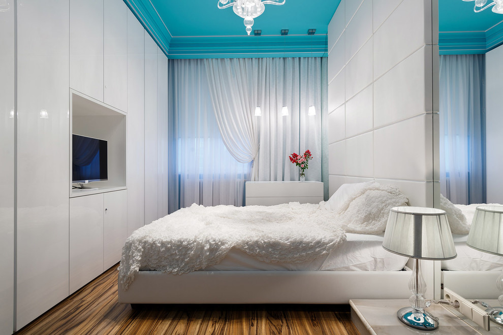 Idéer för stora funkis barnrum kombinerat med sovrum, med vita väggar och mellanmörkt trägolv