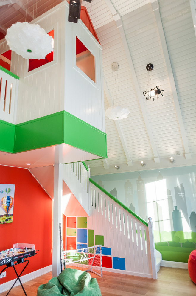 Aménagement d'une très grande chambre d'enfant de 4 à 10 ans contemporaine avec un mur multicolore, un sol en bois brun et un sol marron.