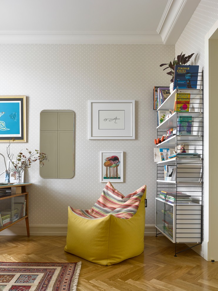 Diseño de dormitorio juvenil contemporáneo con paredes beige y suelo de madera en tonos medios