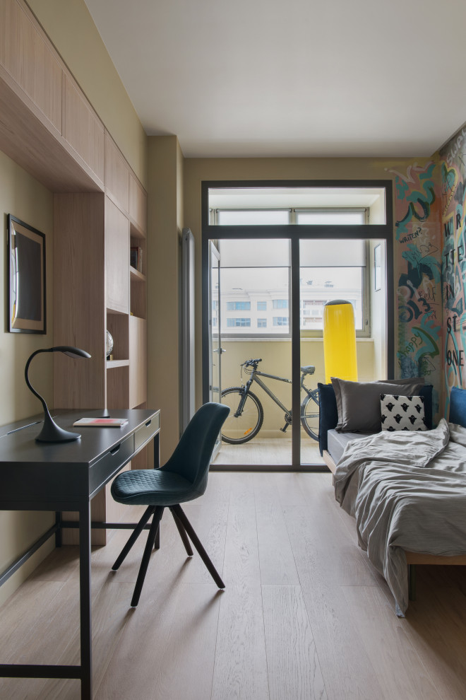 Immagine di una cameretta per bambini contemporanea di medie dimensioni con pareti beige e pavimento beige