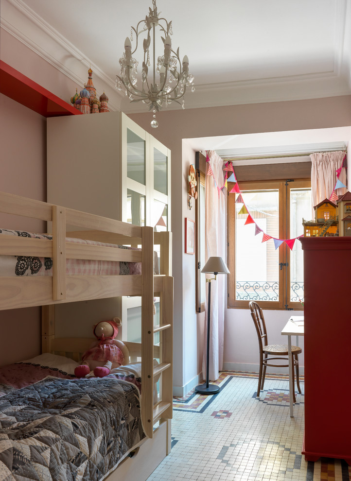 Klassisk inredning av ett barnrum kombinerat med sovrum, med rosa väggar och vitt golv