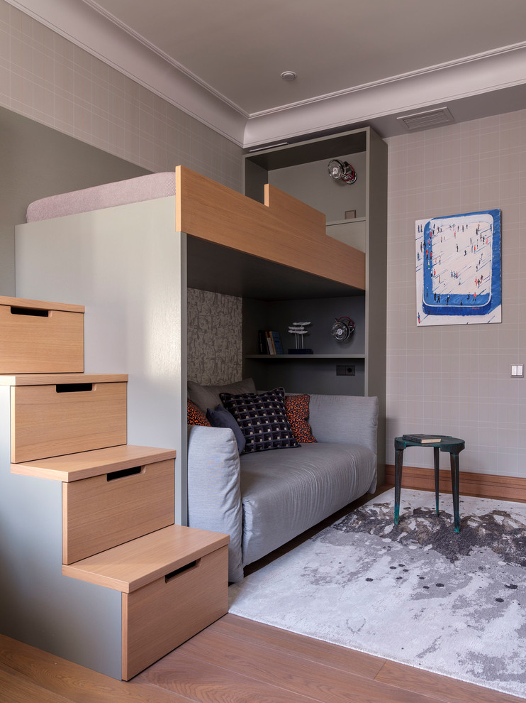 Modelo de dormitorio infantil tradicional renovado de tamaño medio con paredes grises, suelo de madera en tonos medios y suelo marrón