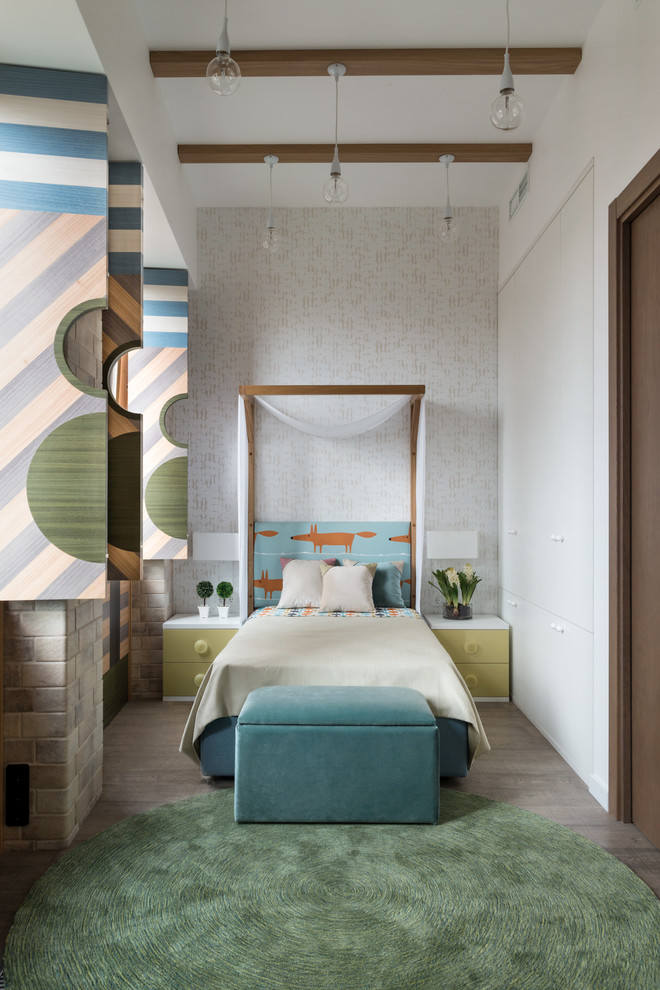 Ispirazione per una grande cameretta da letto da 4 a 10 anni minimal con pareti bianche, pavimento in legno massello medio e pavimento grigio