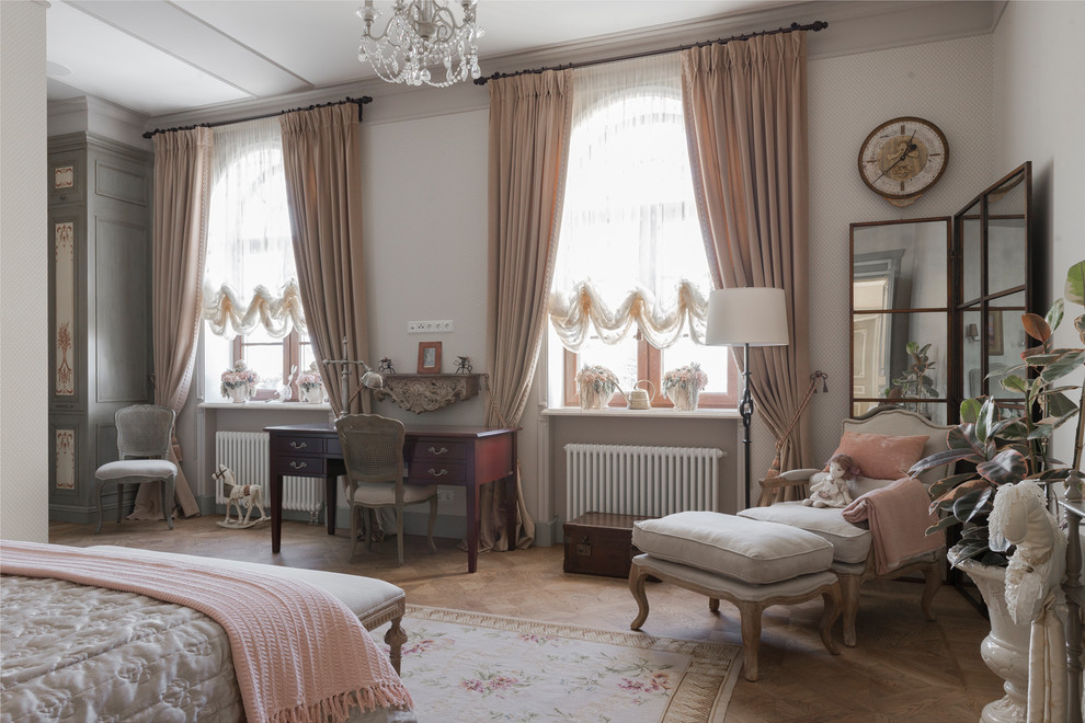 Klassisches Mädchenzimmer mit Schlafplatz, weißer Wandfarbe, braunem Holzboden und braunem Boden in Moskau