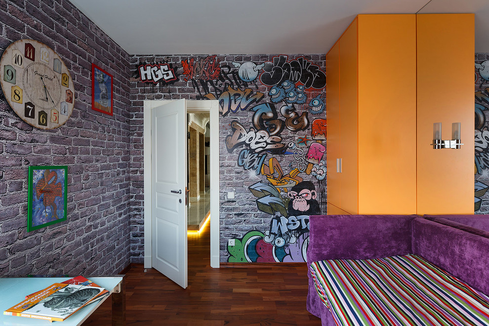 Inspiration för ett mellanstort funkis pojkrum för 4-10-åringar och kombinerat med sovrum, med mörkt trägolv och flerfärgade väggar