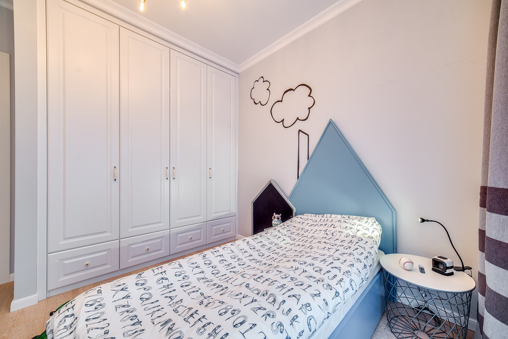 Идея дизайна: детская среднего размера в скандинавском стиле с спальным местом, серыми стенами, паркетным полом среднего тона и бежевым полом для ребенка от 1 до 3 лет, мальчика