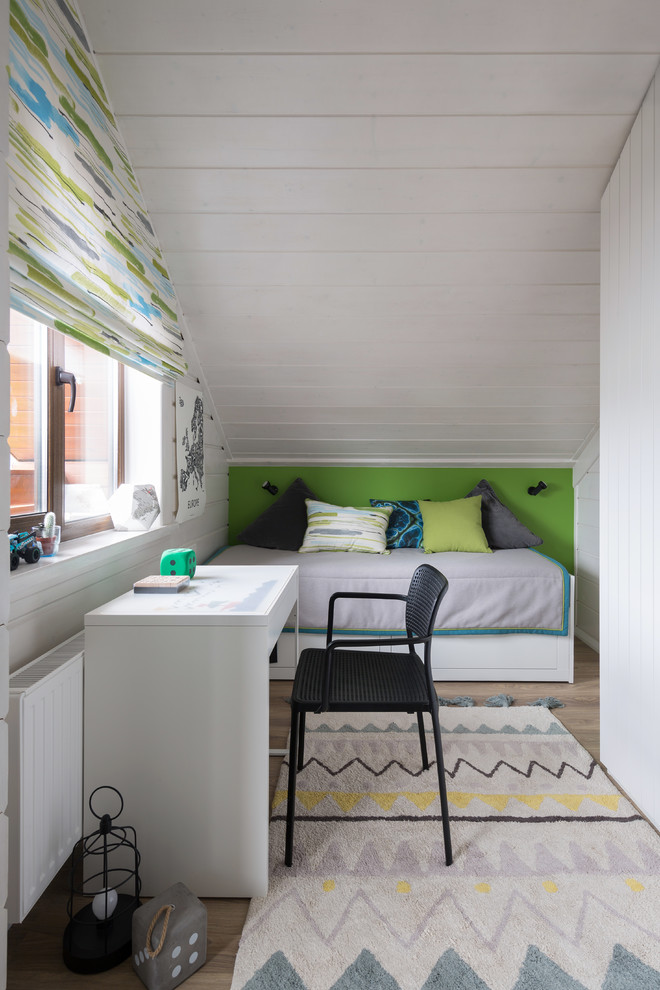 Imagen de dormitorio infantil escandinavo con paredes blancas, suelo laminado y suelo marrón