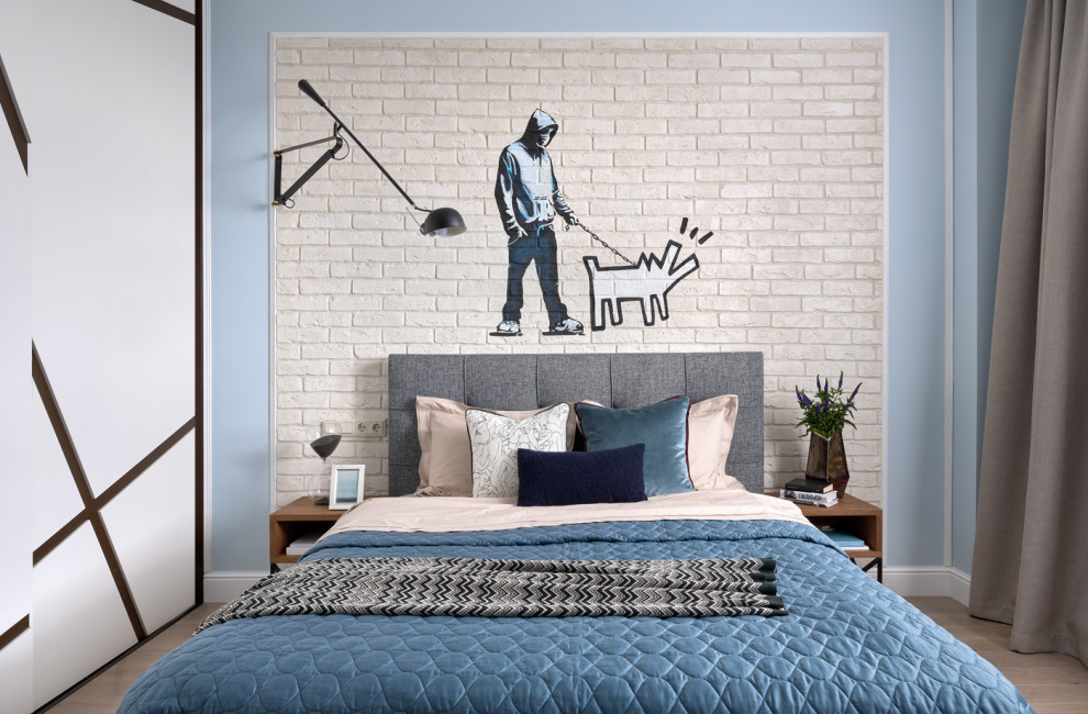 На фото: детская в современном стиле с спальным местом, синими стенами, паркетным полом среднего тона, бежевым полом и кирпичными стенами для мальчика, подростка с