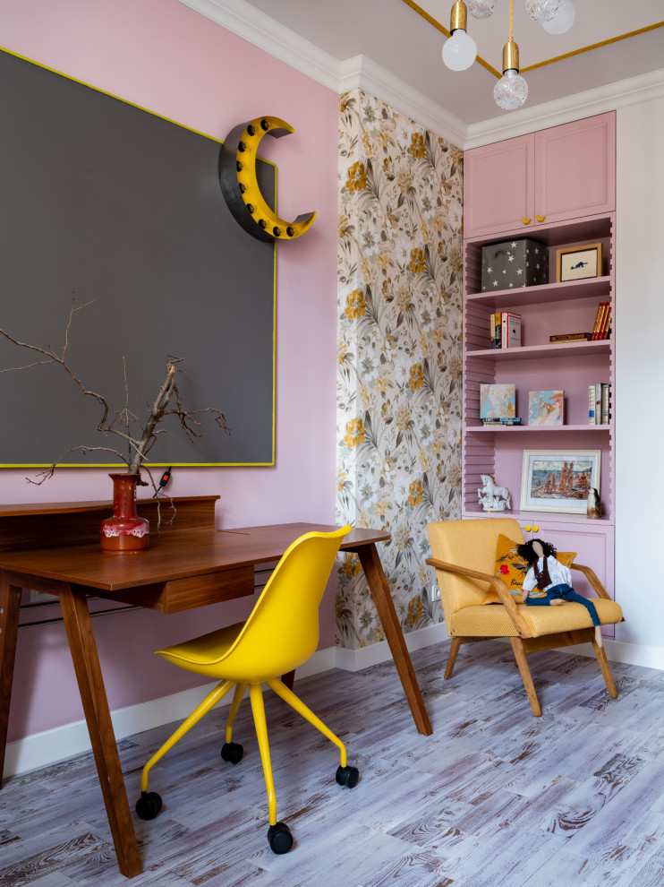 Идея дизайна: детская в современном стиле с рабочим местом, розовыми стенами и обоями на стенах для девочки