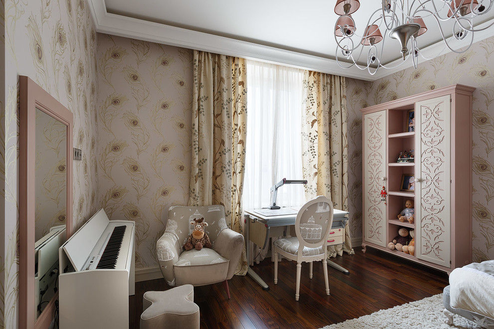 Inspiration pour une chambre de fille traditionnelle avec un bureau, un mur multicolore et parquet foncé.