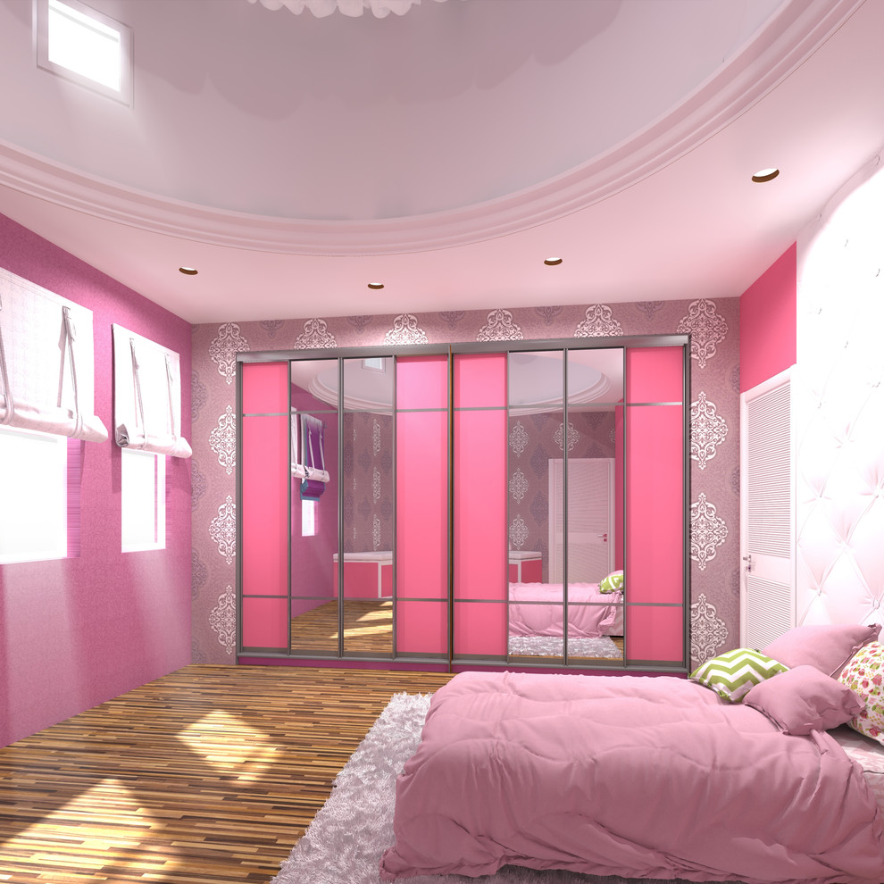 Ispirazione per una cameretta per bambini da 4 a 10 anni mediterranea con pavimento in legno massello medio e pareti rosa
