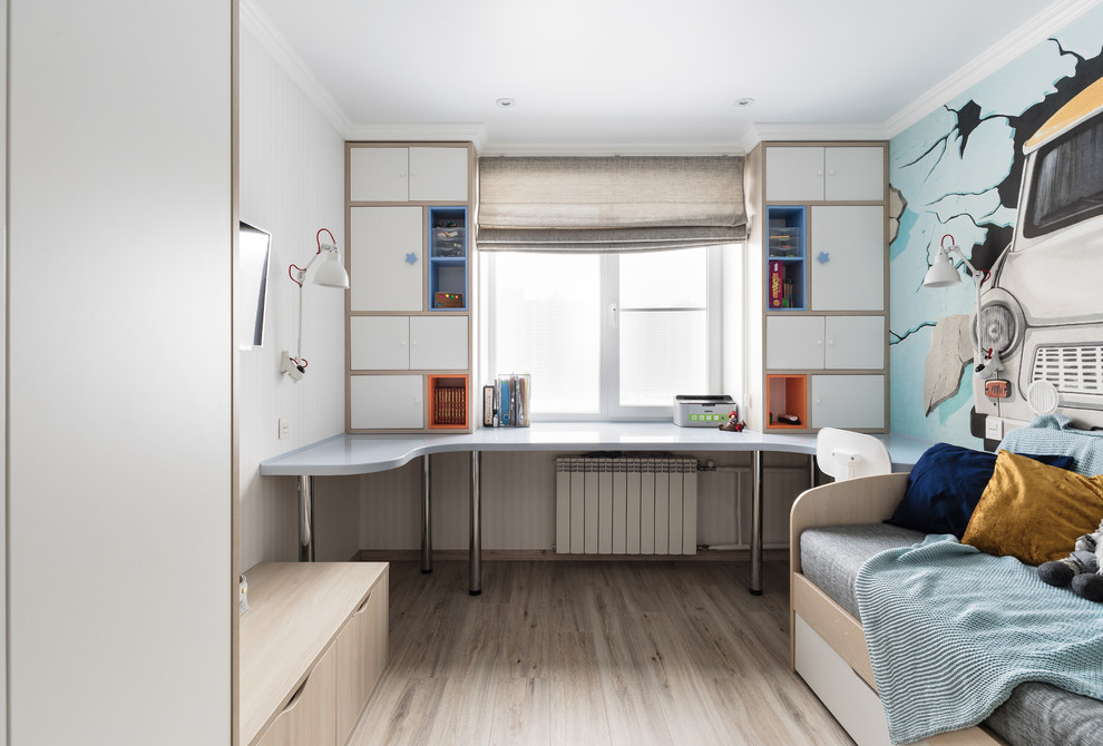 Diseño de habitación de niño de 4 a 10 años contemporánea pequeña con escritorio y suelo de madera en tonos medios