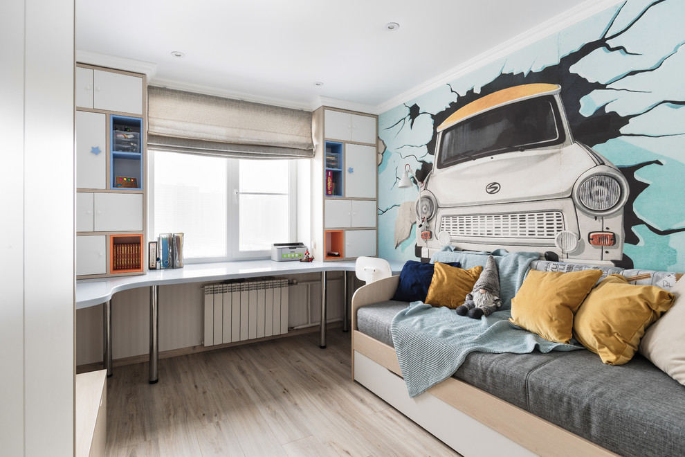 Inspiration pour une petite chambre de garçon de 4 à 10 ans design avec un mur multicolore, parquet clair, un sol beige et un bureau.