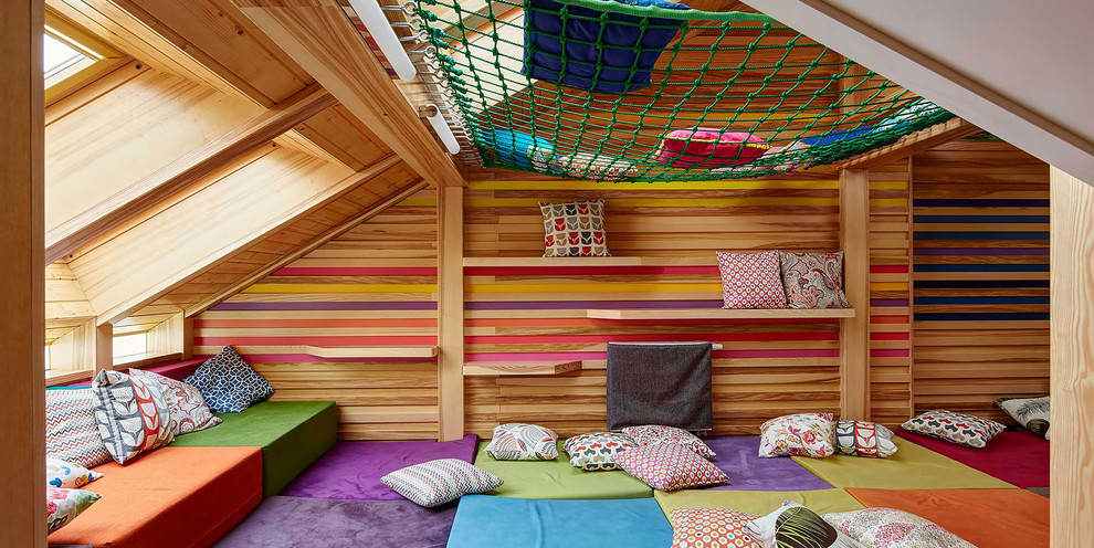 Idéer för att renovera ett stort minimalistiskt könsneutralt barnrum kombinerat med lekrum och för 4-10-åringar, med flerfärgade väggar, heltäckningsmatta och flerfärgat golv