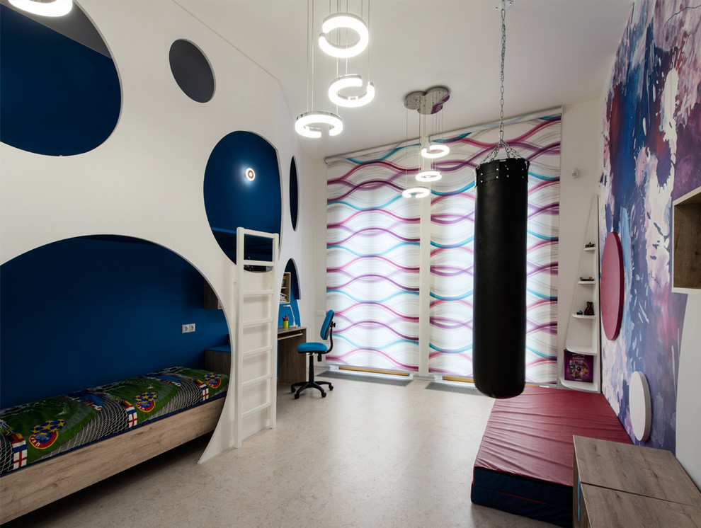Inspiration för ett stort funkis pojkrum kombinerat med sovrum och för 4-10-åringar, med vita väggar, korkgolv och vitt golv