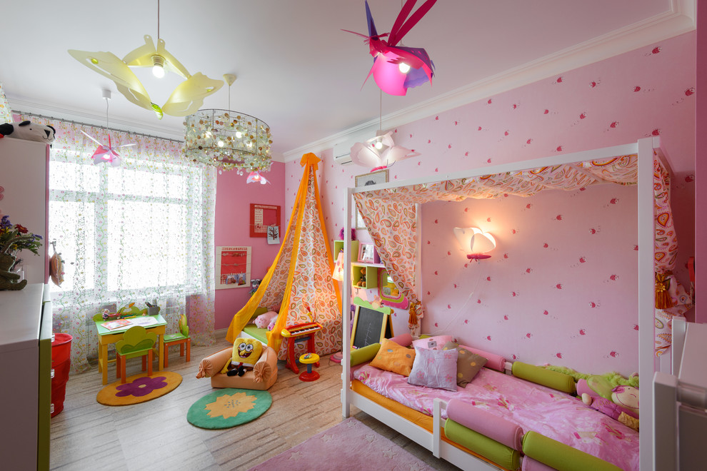 Exemple d'une grande chambre d'enfant tendance avec un mur rose et un sol en liège.