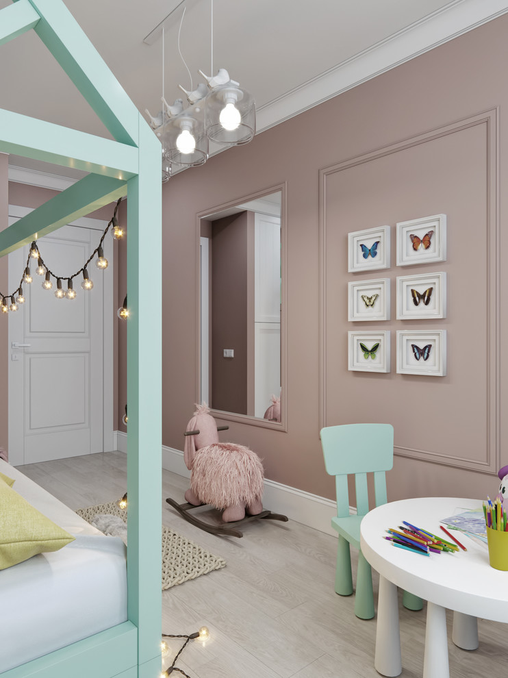 バレンシアにあるお手頃価格の小さな北欧スタイルのおしゃれな子供の寝室 (ベージュの壁、淡色無垢フローリング、児童向け、ベージュの床) の写真